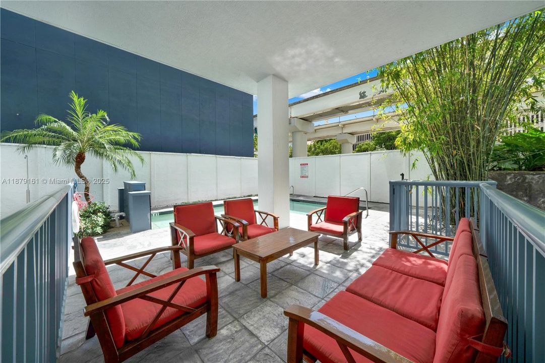 待售: $430,000 (2 贝兹, 2 浴室, 1056 平方英尺)