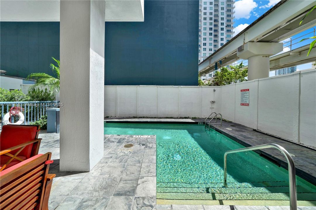 待售: $430,000 (2 贝兹, 2 浴室, 1056 平方英尺)