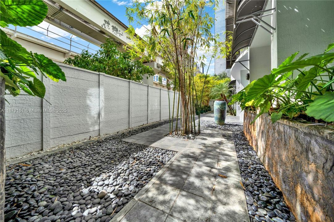 待售: $430,000 (2 贝兹, 2 浴室, 1056 平方英尺)