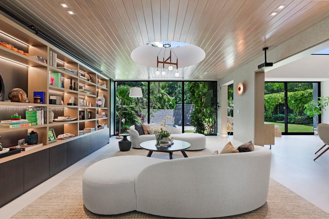 Недавно продано: $9,995,000 (5 спален, 5 ванн, 5409 Квадратных фут)