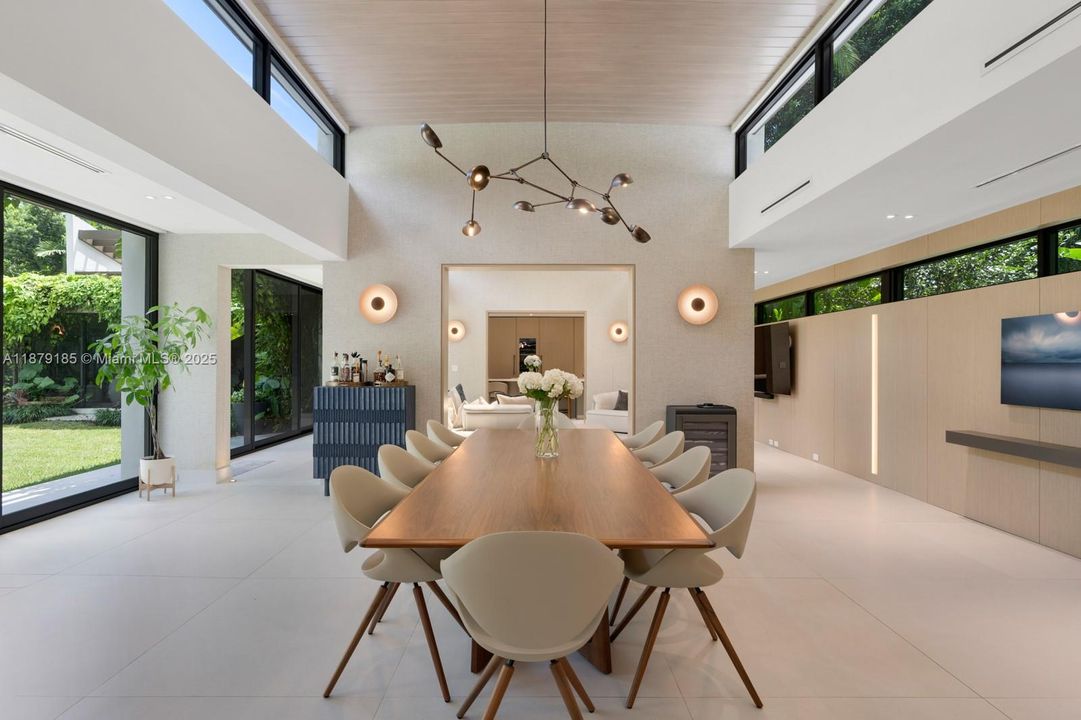 Недавно продано: $9,995,000 (5 спален, 5 ванн, 5409 Квадратных фут)