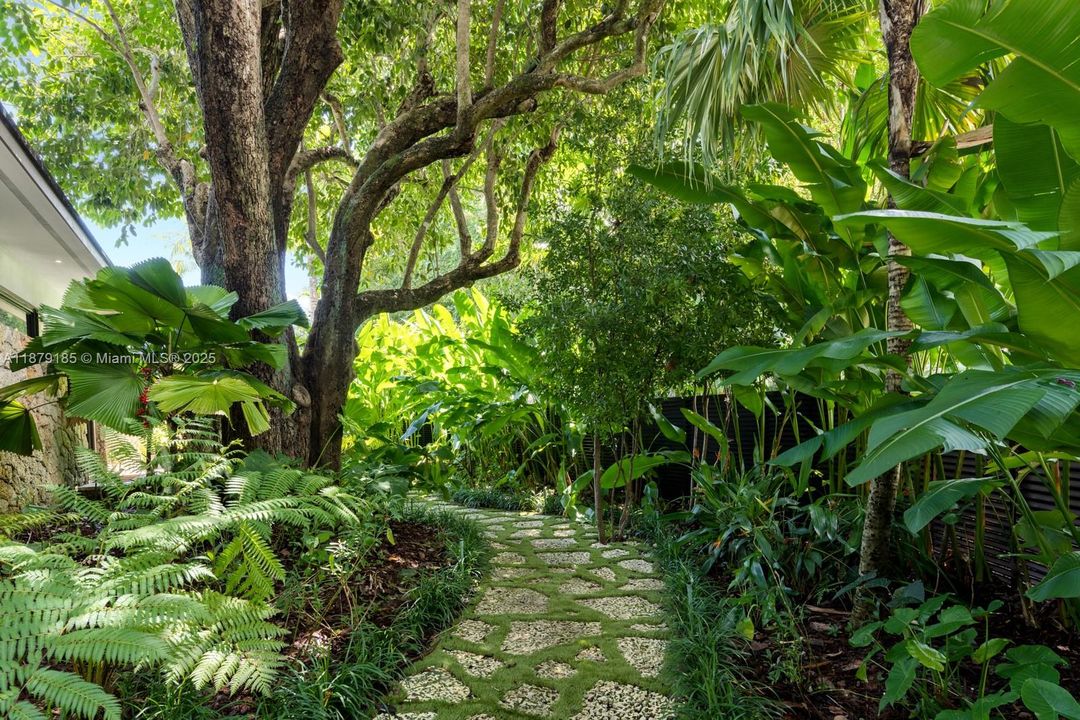 Недавно продано: $9,995,000 (5 спален, 5 ванн, 5409 Квадратных фут)