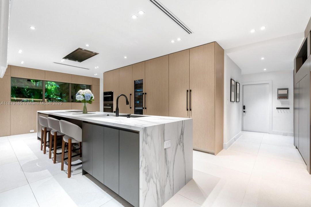 Недавно продано: $9,995,000 (5 спален, 5 ванн, 5409 Квадратных фут)