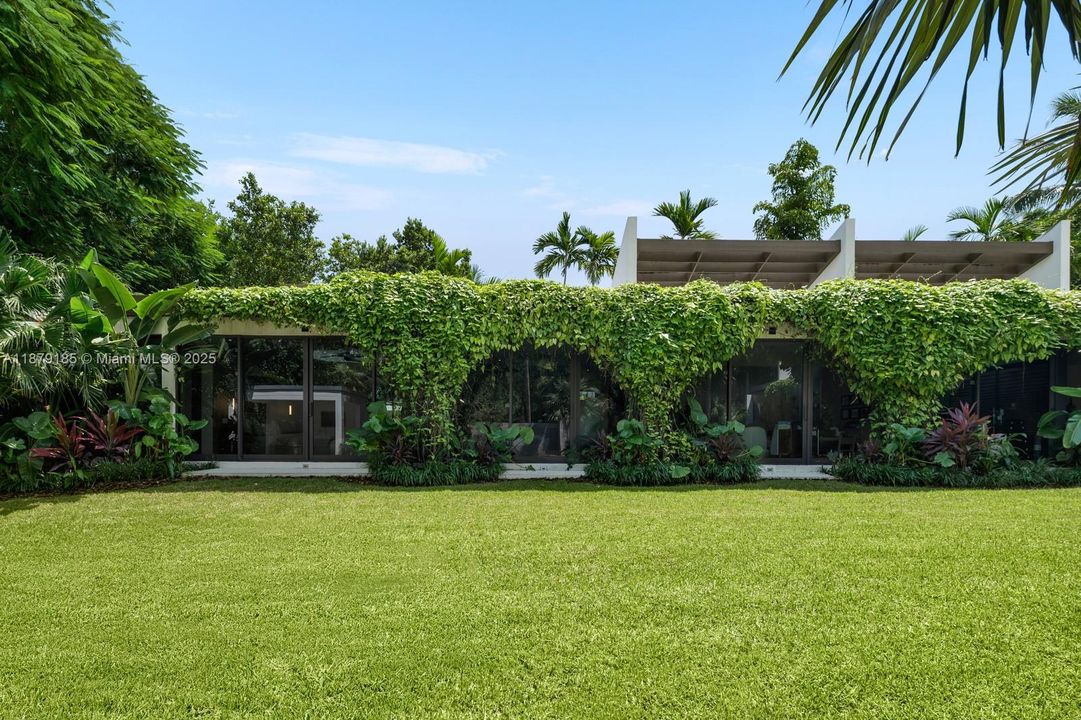 Недавно продано: $9,995,000 (5 спален, 5 ванн, 5409 Квадратных фут)