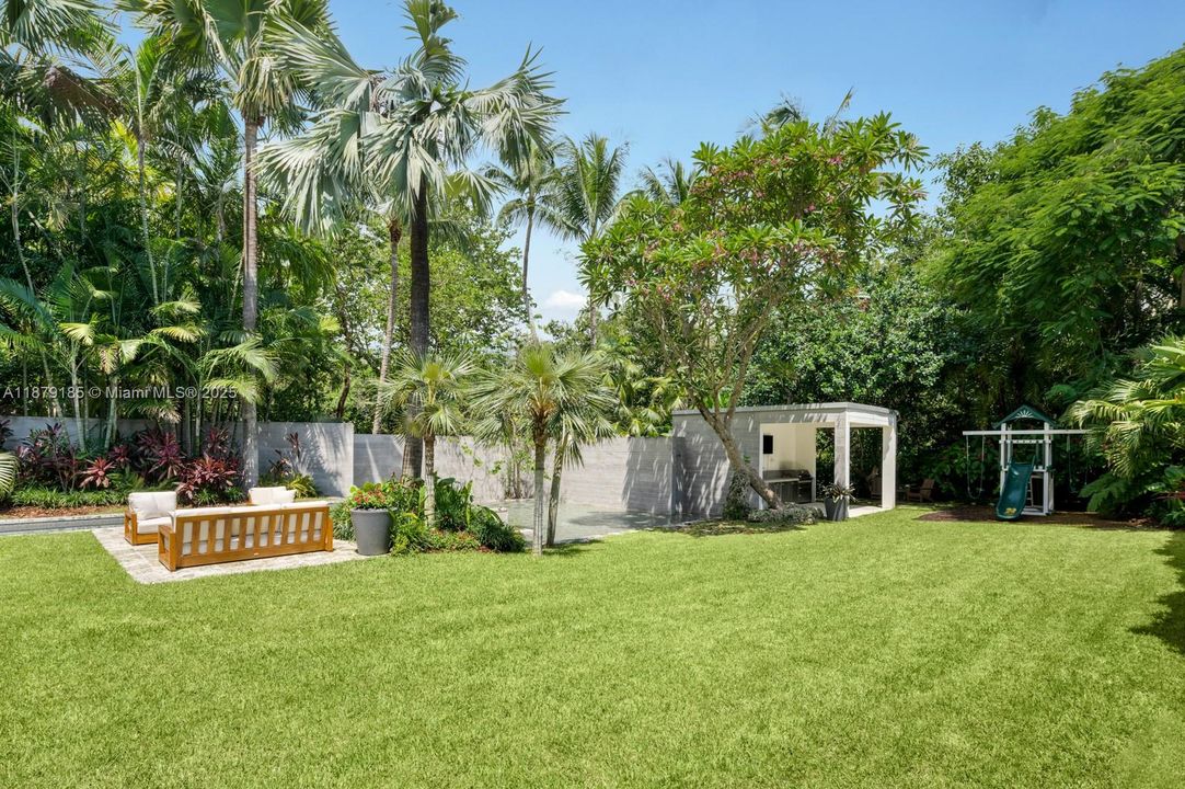 Недавно продано: $9,995,000 (5 спален, 5 ванн, 5409 Квадратных фут)