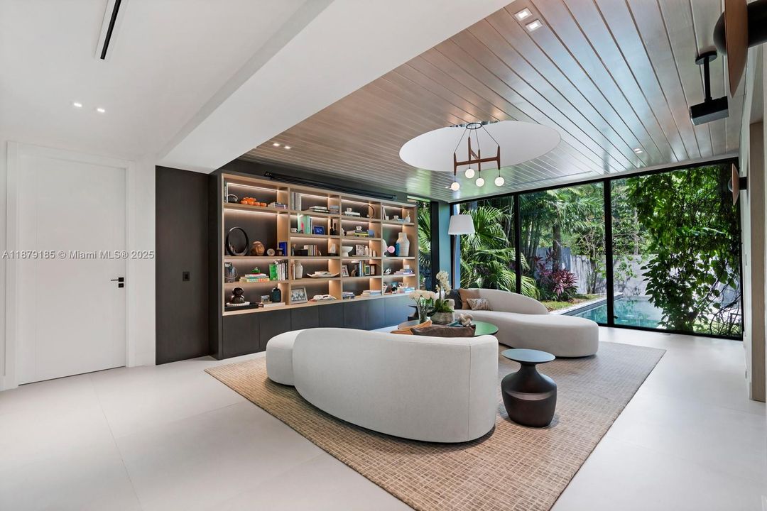 Недавно продано: $9,995,000 (5 спален, 5 ванн, 5409 Квадратных фут)