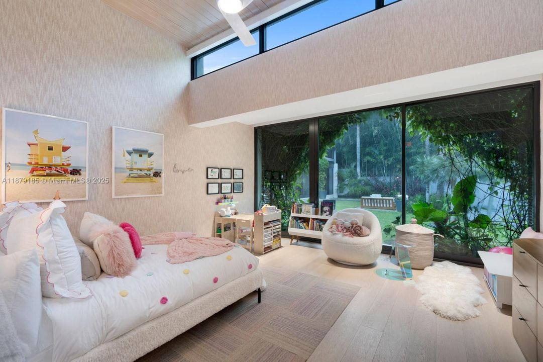 Недавно продано: $9,995,000 (5 спален, 5 ванн, 5409 Квадратных фут)