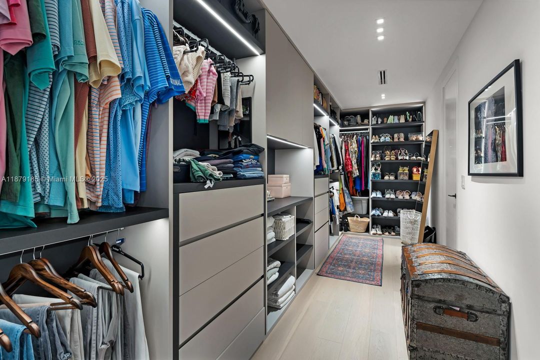 Недавно продано: $9,995,000 (5 спален, 5 ванн, 5409 Квадратных фут)