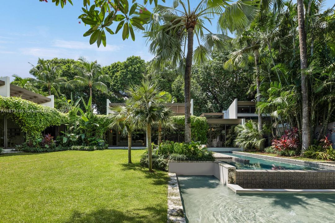 Недавно продано: $9,995,000 (5 спален, 5 ванн, 5409 Квадратных фут)