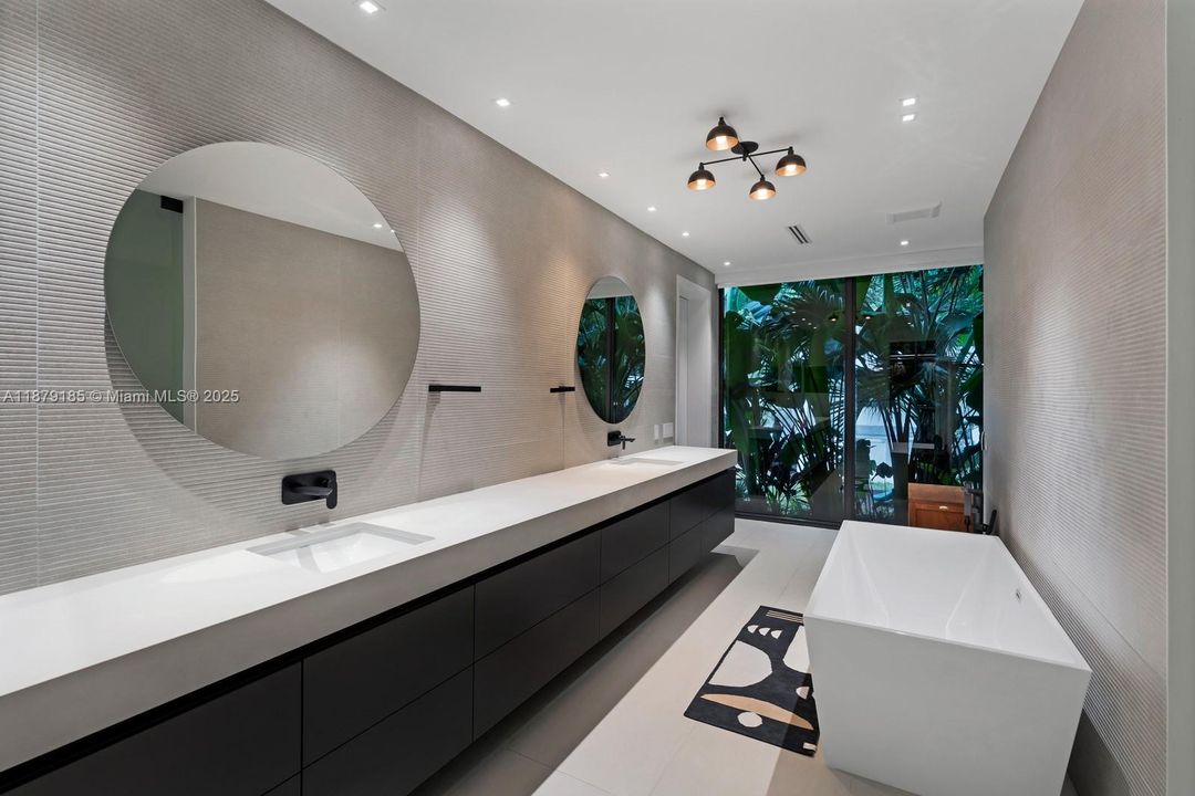 Недавно продано: $9,995,000 (5 спален, 5 ванн, 5409 Квадратных фут)