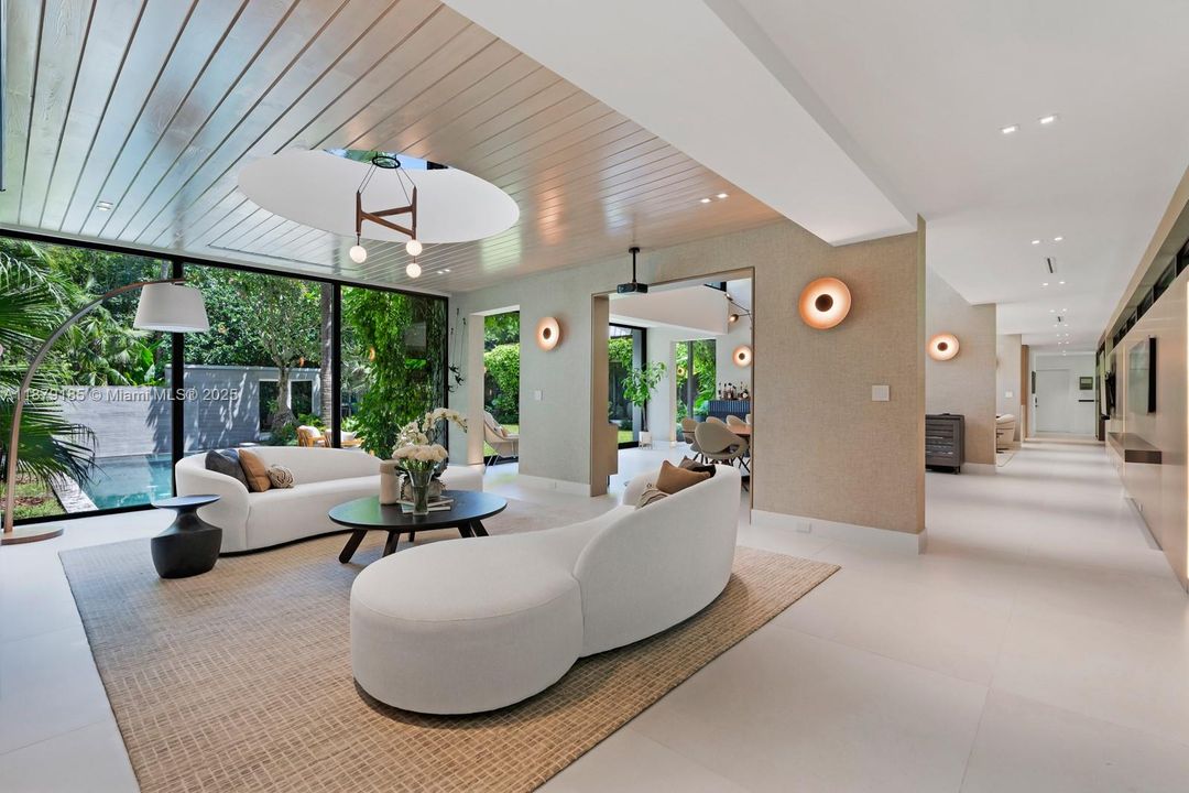 Недавно продано: $9,995,000 (5 спален, 5 ванн, 5409 Квадратных фут)