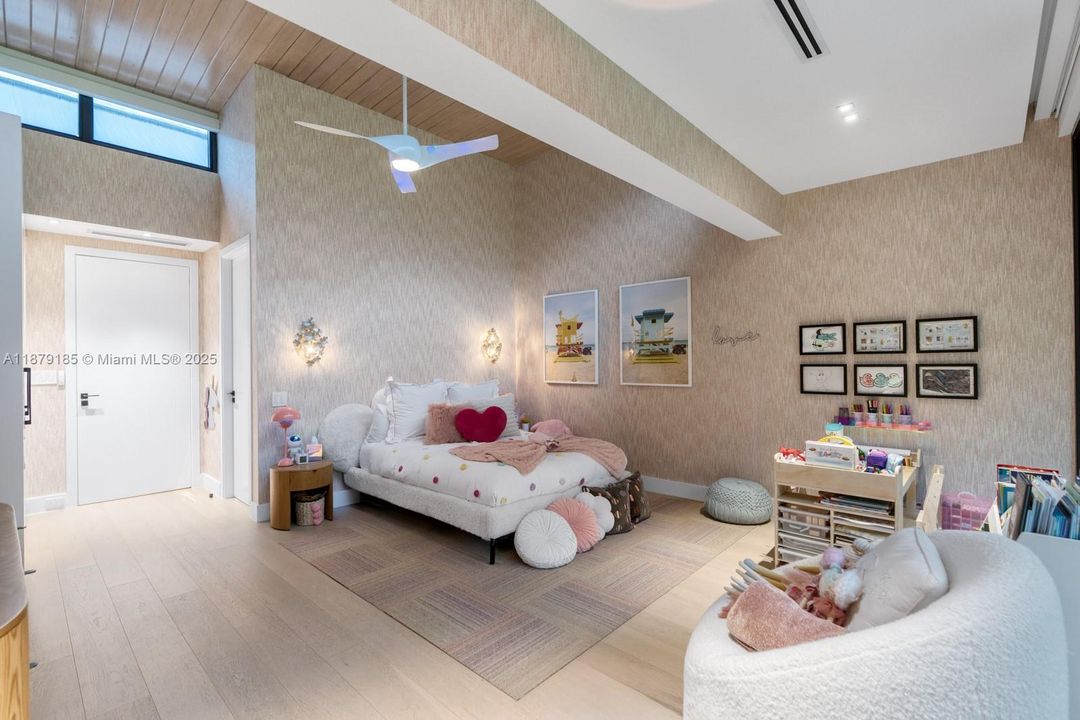 Недавно продано: $9,995,000 (5 спален, 5 ванн, 5409 Квадратных фут)