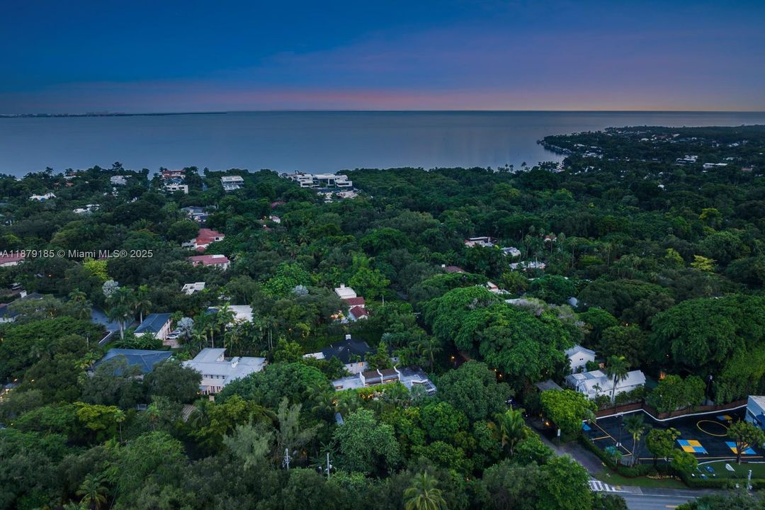 Недавно продано: $9,995,000 (5 спален, 5 ванн, 5409 Квадратных фут)