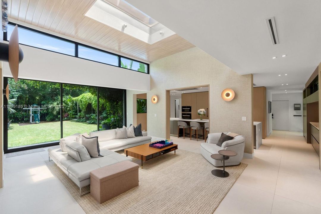 Недавно продано: $9,995,000 (5 спален, 5 ванн, 5409 Квадратных фут)