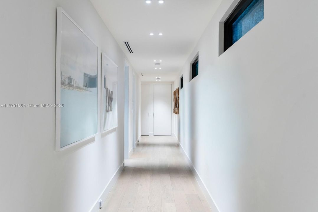 Недавно продано: $9,995,000 (5 спален, 5 ванн, 5409 Квадратных фут)