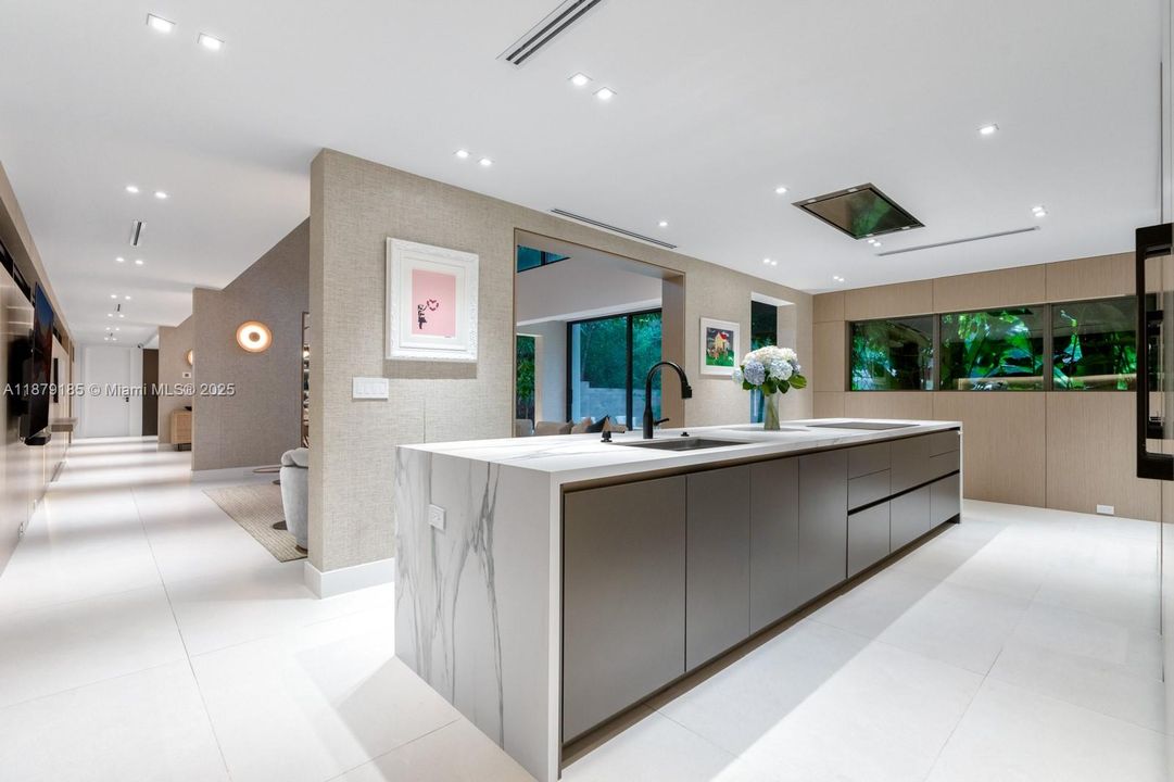 Недавно продано: $9,995,000 (5 спален, 5 ванн, 5409 Квадратных фут)