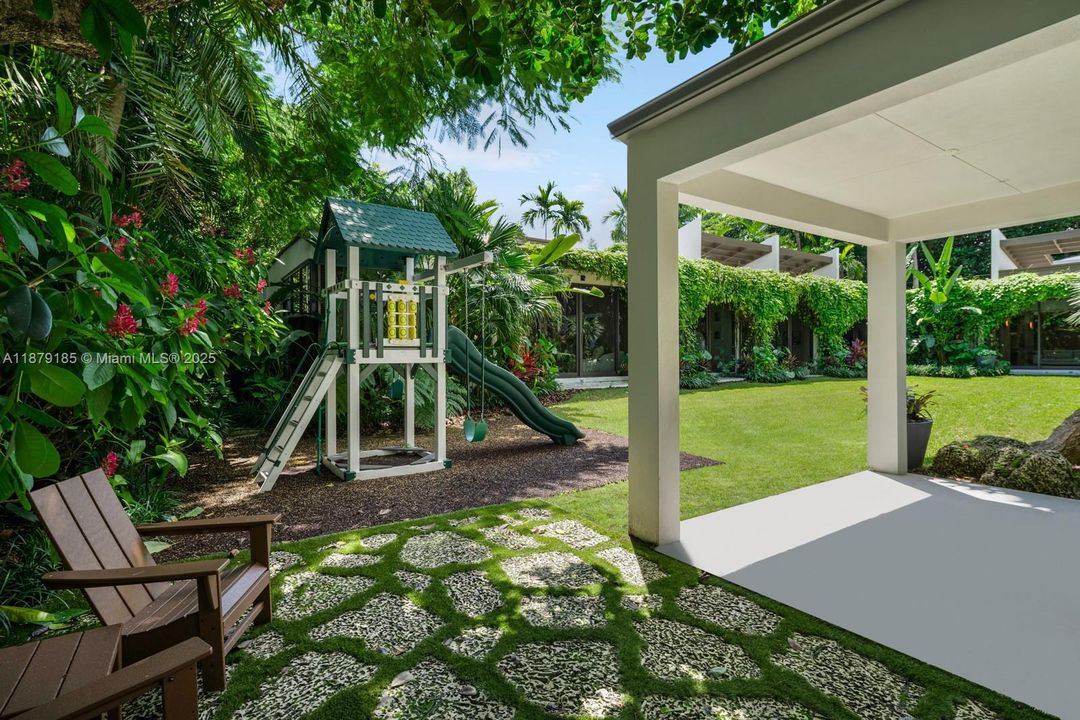 Недавно продано: $9,995,000 (5 спален, 5 ванн, 5409 Квадратных фут)