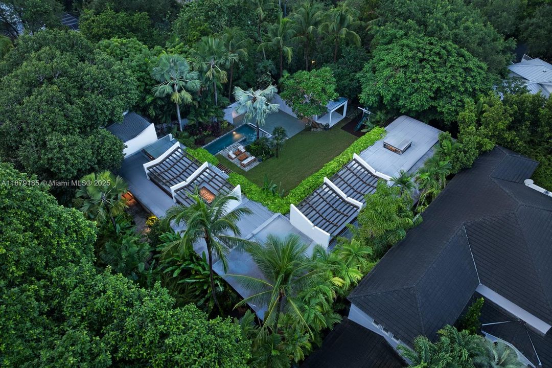 Недавно продано: $9,995,000 (5 спален, 5 ванн, 5409 Квадратных фут)