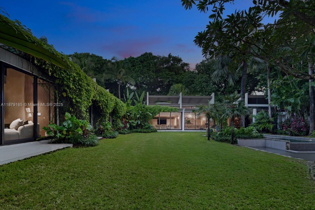 Недавно продано: $9,995,000 (5 спален, 5 ванн, 5409 Квадратных фут)