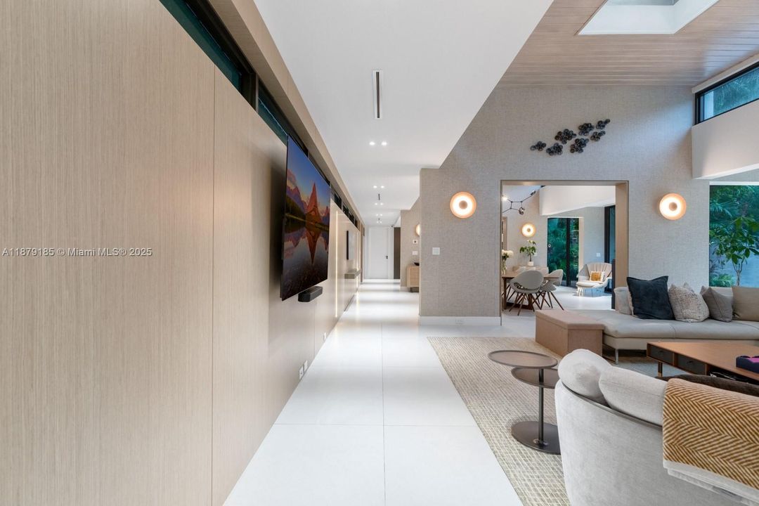 Недавно продано: $9,995,000 (5 спален, 5 ванн, 5409 Квадратных фут)