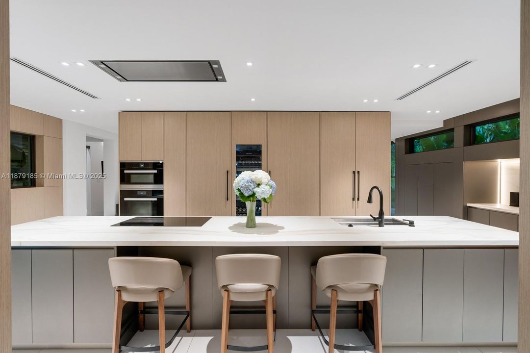 Недавно продано: $9,995,000 (5 спален, 5 ванн, 5409 Квадратных фут)