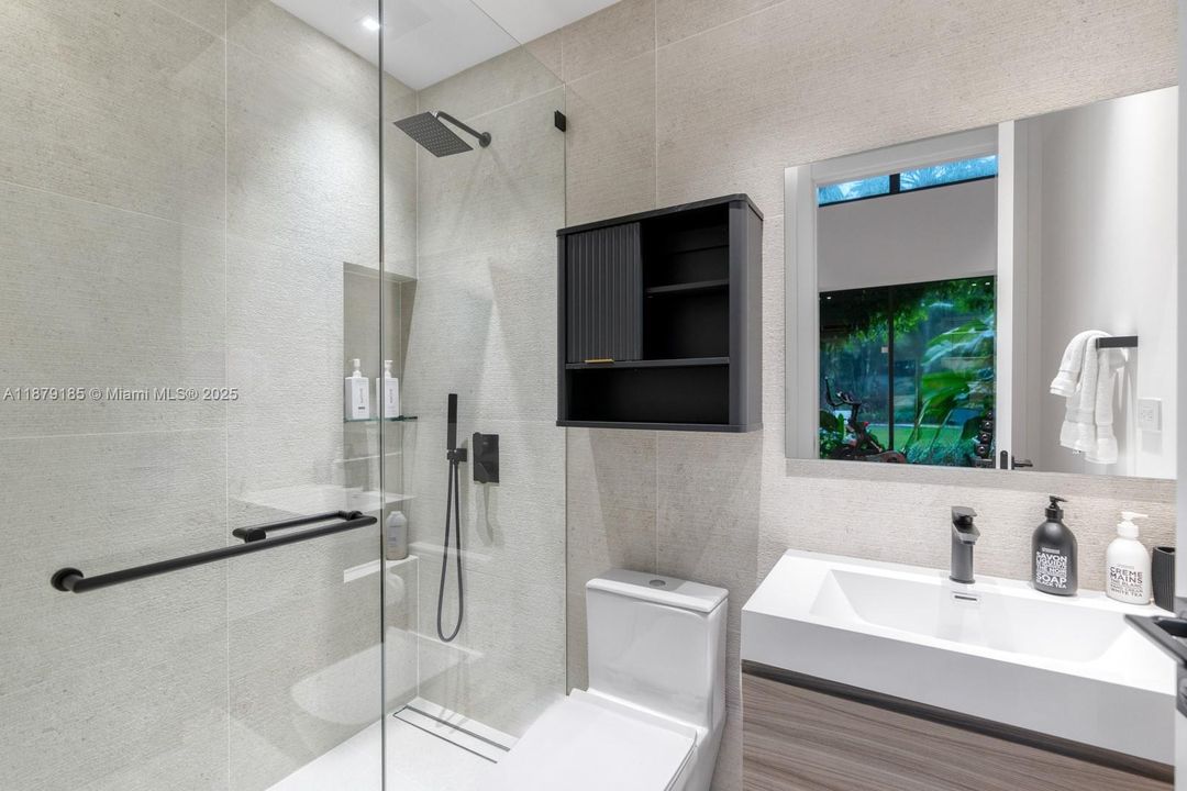 Недавно продано: $9,995,000 (5 спален, 5 ванн, 5409 Квадратных фут)