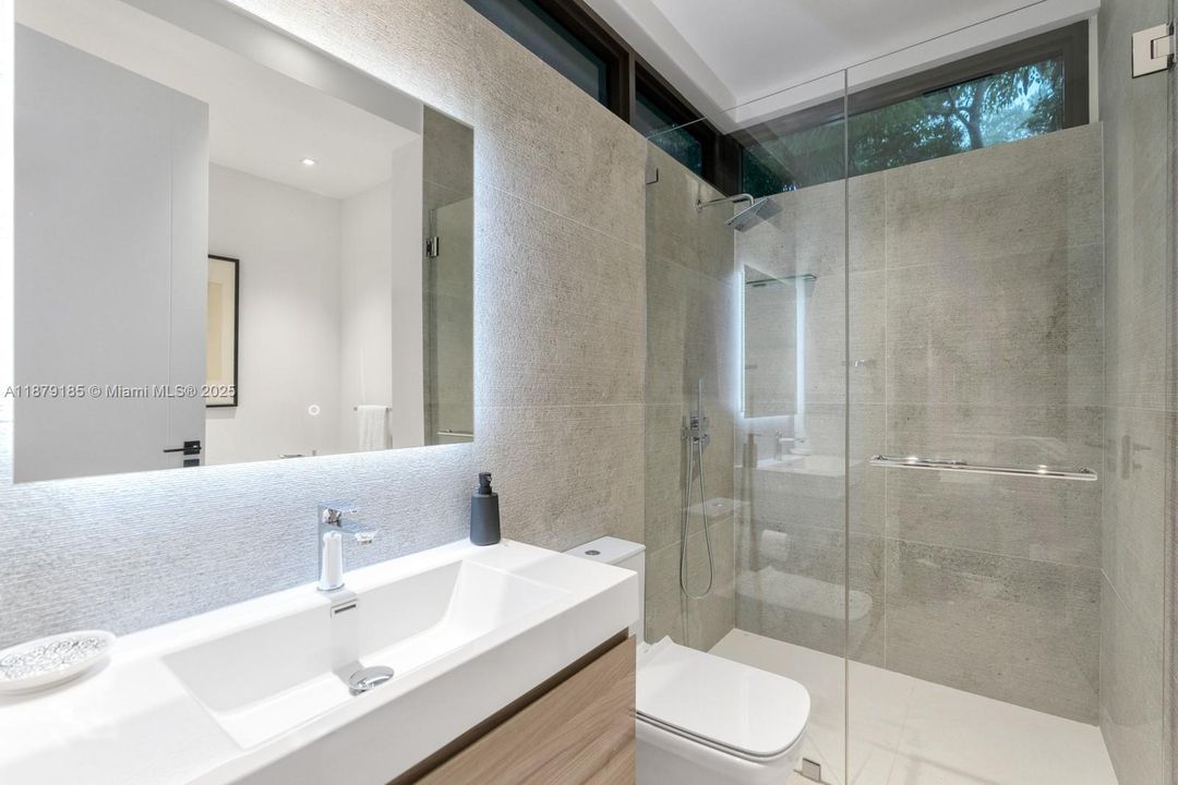 Недавно продано: $9,995,000 (5 спален, 5 ванн, 5409 Квадратных фут)