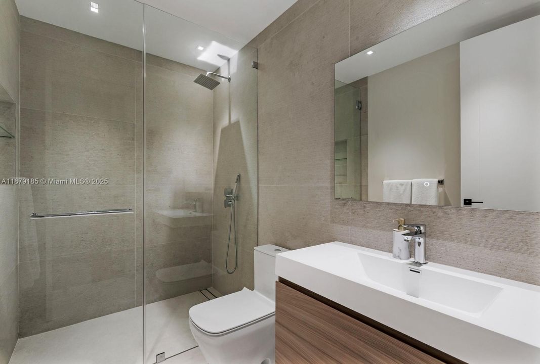 Недавно продано: $9,995,000 (5 спален, 5 ванн, 5409 Квадратных фут)