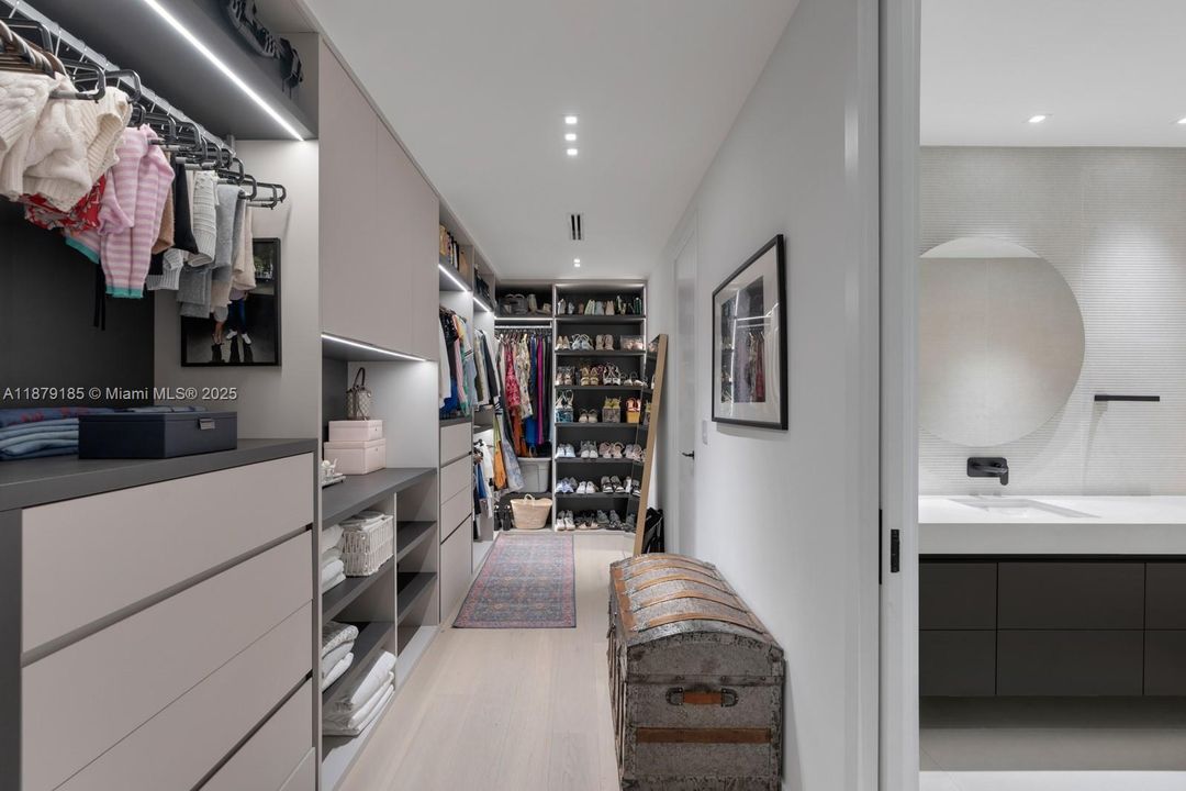 Недавно продано: $9,995,000 (5 спален, 5 ванн, 5409 Квадратных фут)