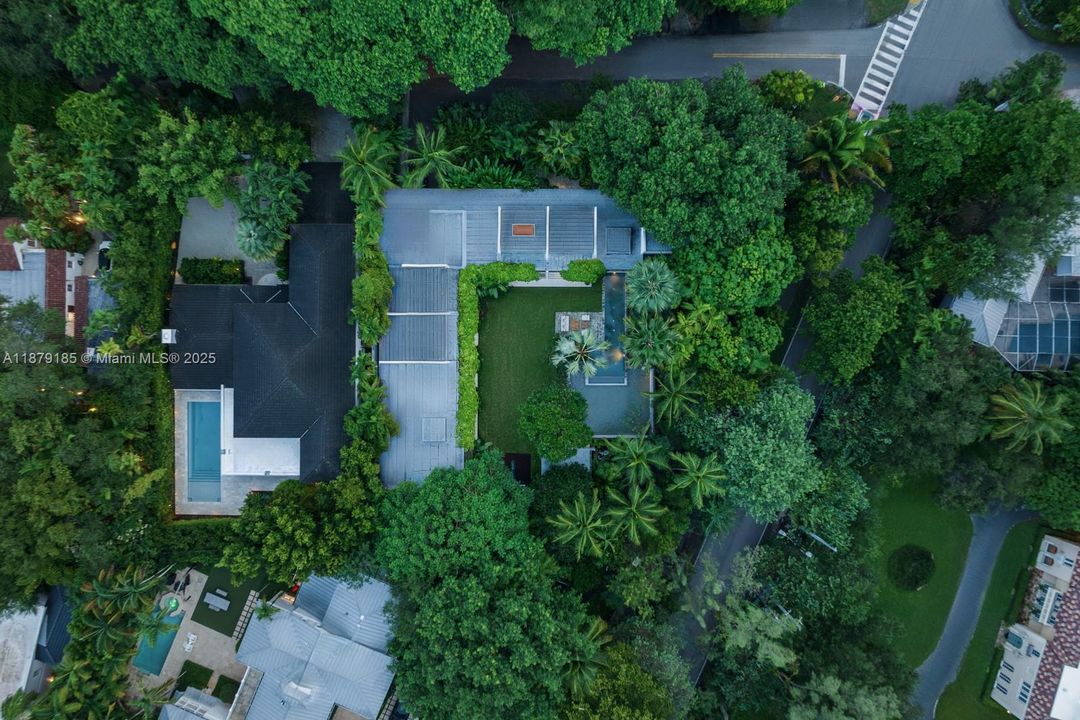 Недавно продано: $9,995,000 (5 спален, 5 ванн, 5409 Квадратных фут)