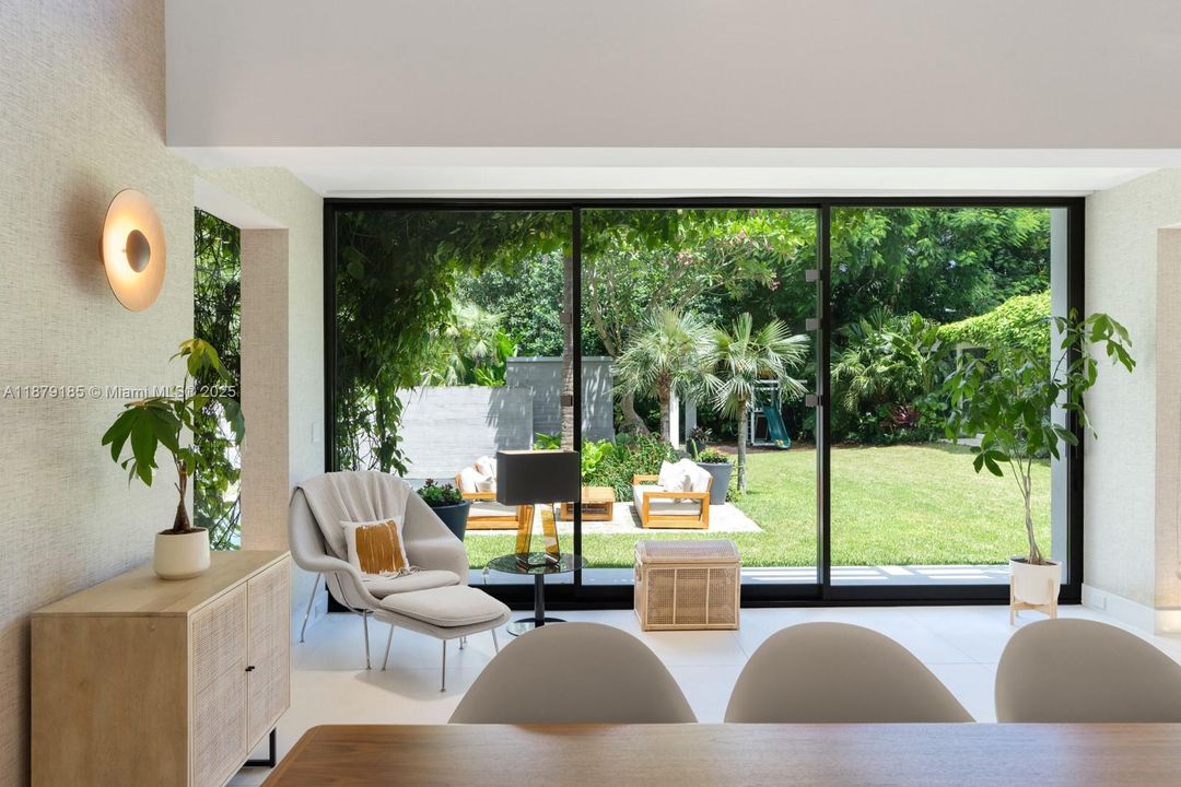 Недавно продано: $9,995,000 (5 спален, 5 ванн, 5409 Квадратных фут)