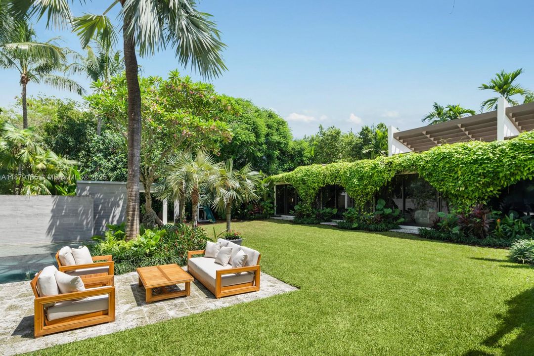 Недавно продано: $9,995,000 (5 спален, 5 ванн, 5409 Квадратных фут)