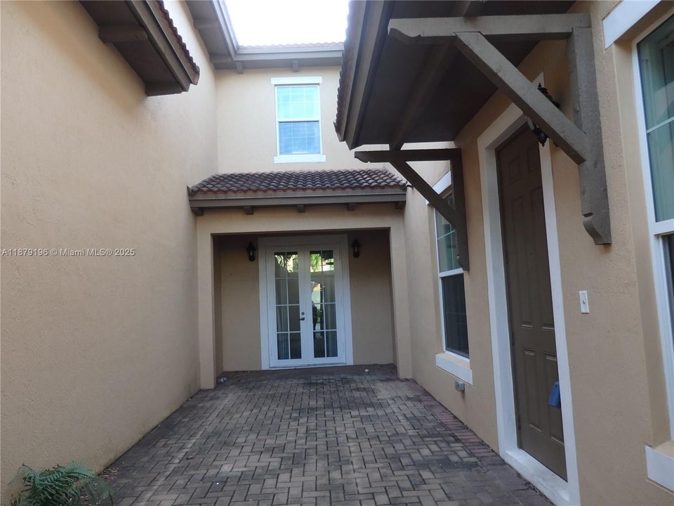 Recientemente alquilado: $3,500 (4 camas, 3 baños, 2320 Pies cuadrados)