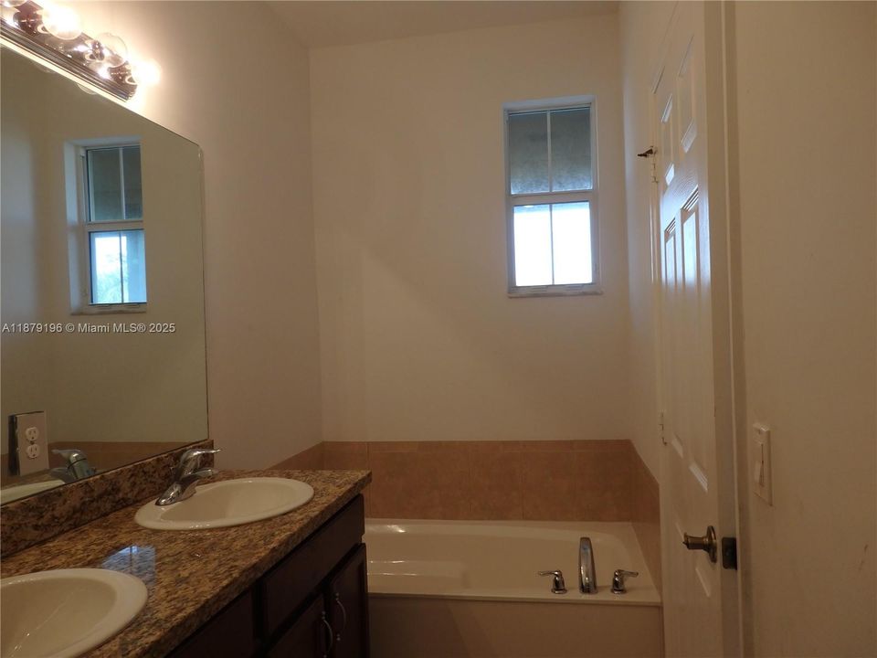 Recientemente alquilado: $3,500 (4 camas, 3 baños, 2320 Pies cuadrados)