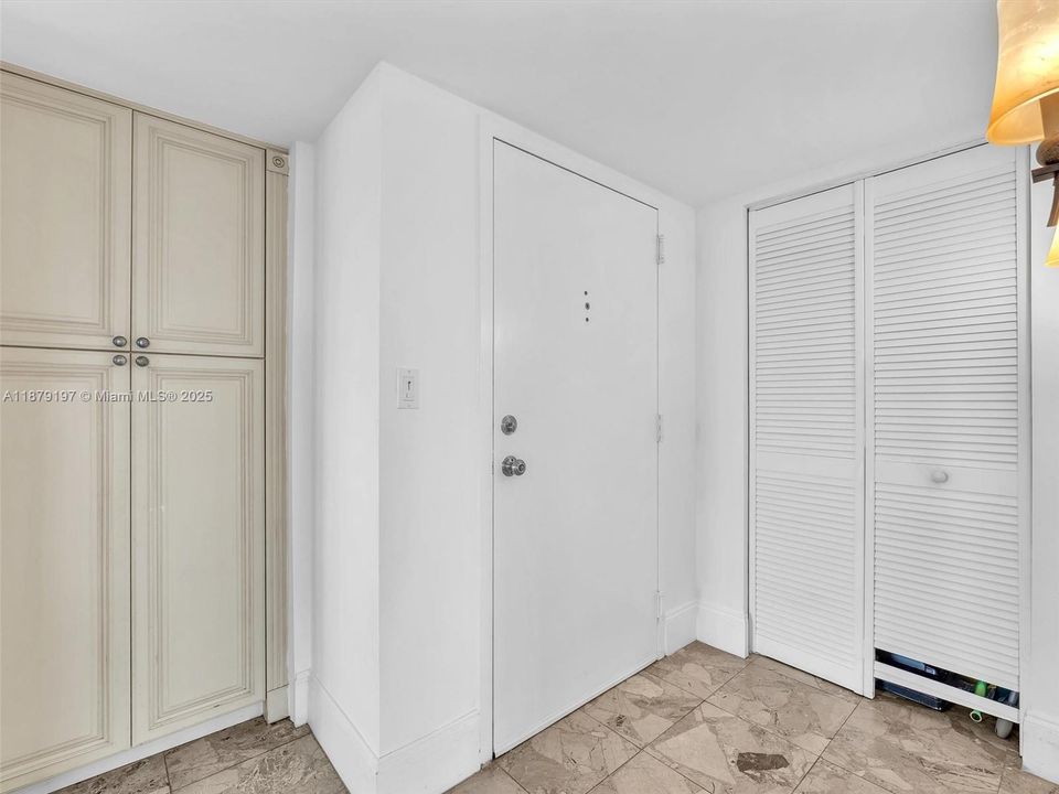 Active With Contract: $3,400 (2 beds, 2 baths, 1145 Square Feet)