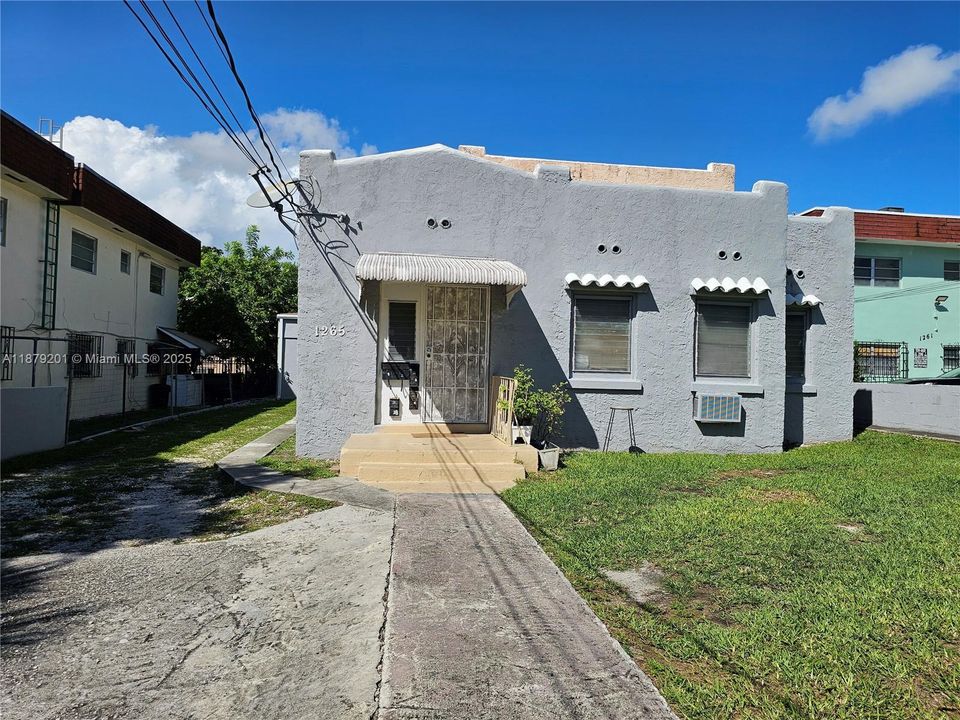 Recently Rented: $1,300 (0 beds, 1 baths, 300 Square Feet)