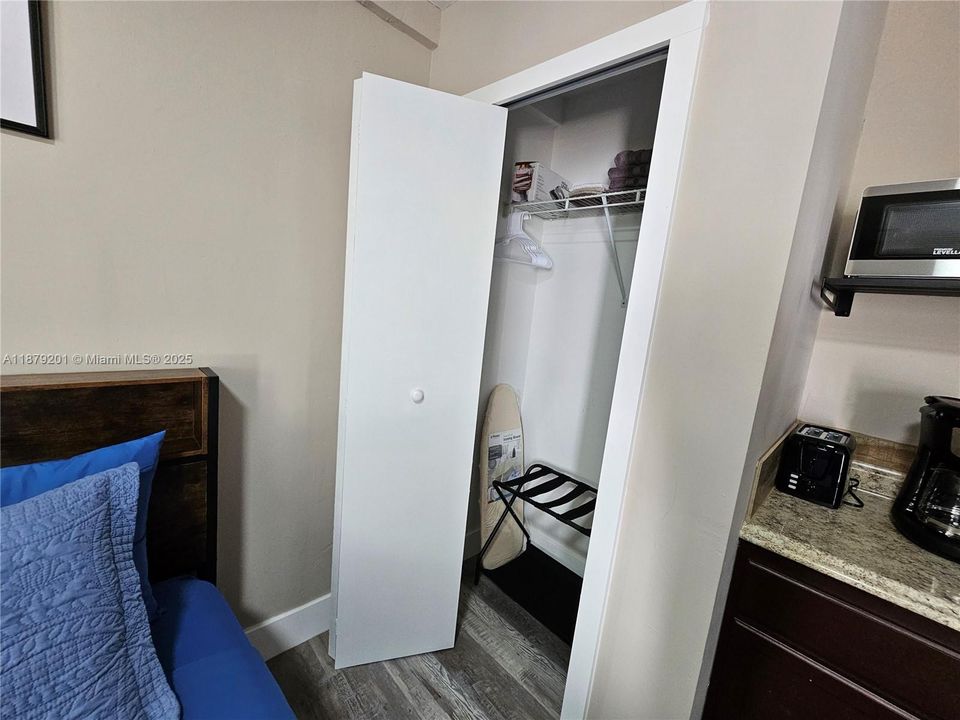 Recently Rented: $1,300 (0 beds, 1 baths, 300 Square Feet)