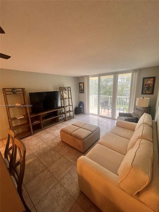 Active With Contract: $255,000 (2 beds, 2 baths, 983 Square Feet)