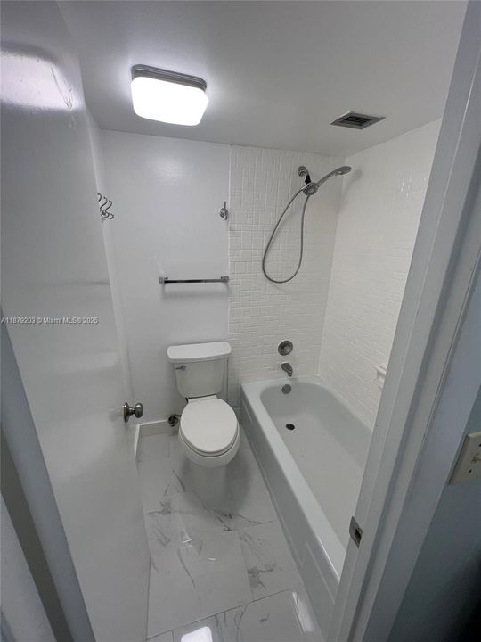 Active With Contract: $255,000 (2 beds, 2 baths, 983 Square Feet)