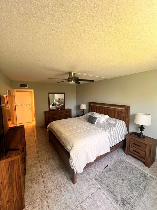 Active With Contract: $255,000 (2 beds, 2 baths, 983 Square Feet)