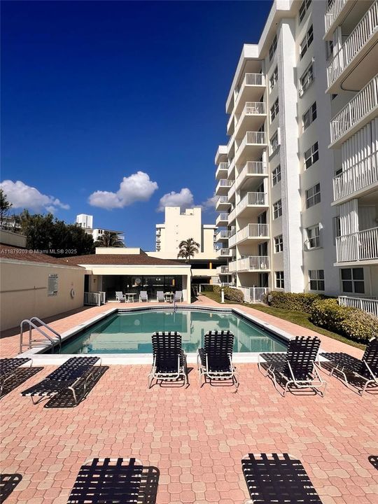 Active With Contract: $255,000 (2 beds, 2 baths, 983 Square Feet)