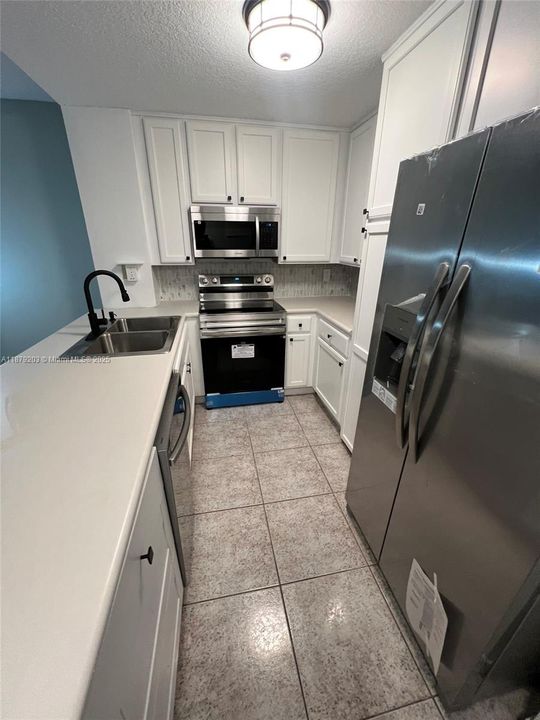 Active With Contract: $255,000 (2 beds, 2 baths, 983 Square Feet)