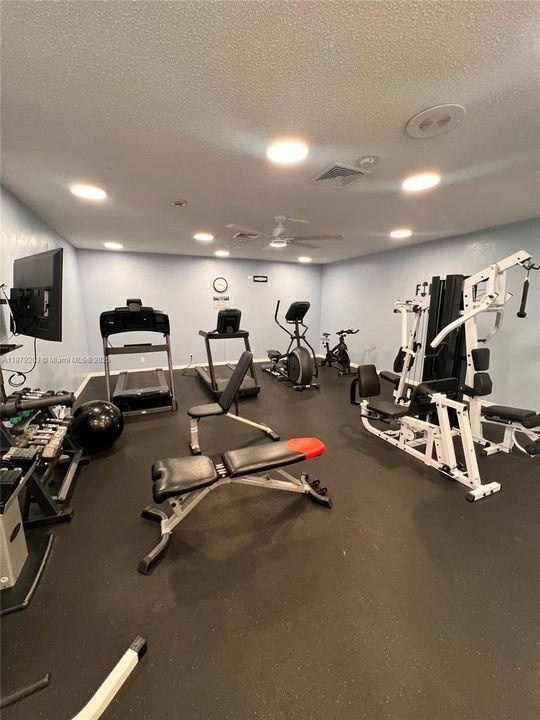 Active With Contract: $255,000 (2 beds, 2 baths, 983 Square Feet)