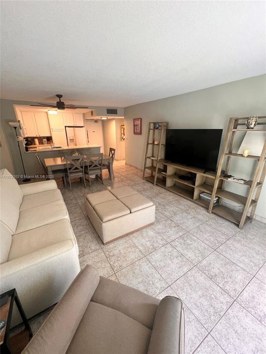 Active With Contract: $255,000 (2 beds, 2 baths, 983 Square Feet)