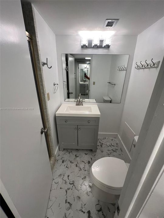 Active With Contract: $255,000 (2 beds, 2 baths, 983 Square Feet)