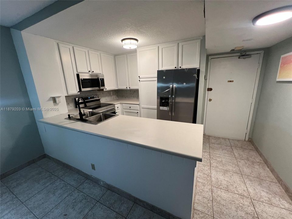 Active With Contract: $255,000 (2 beds, 2 baths, 983 Square Feet)