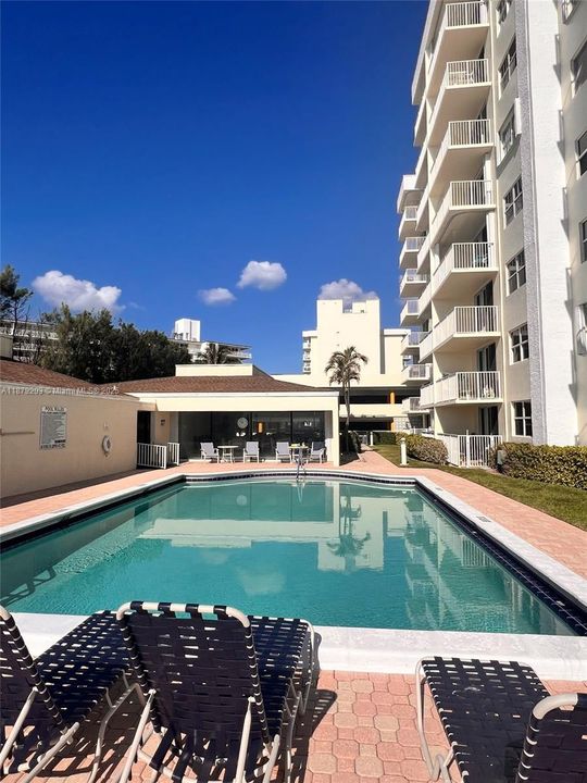 Active With Contract: $255,000 (2 beds, 2 baths, 983 Square Feet)