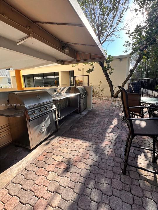 Active With Contract: $255,000 (2 beds, 2 baths, 983 Square Feet)