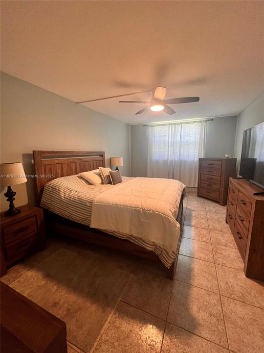 Active With Contract: $255,000 (2 beds, 2 baths, 983 Square Feet)