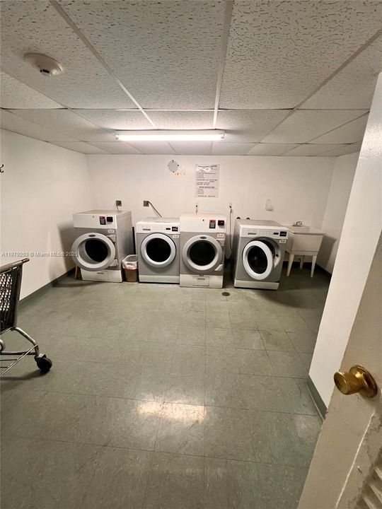 Active With Contract: $255,000 (2 beds, 2 baths, 983 Square Feet)